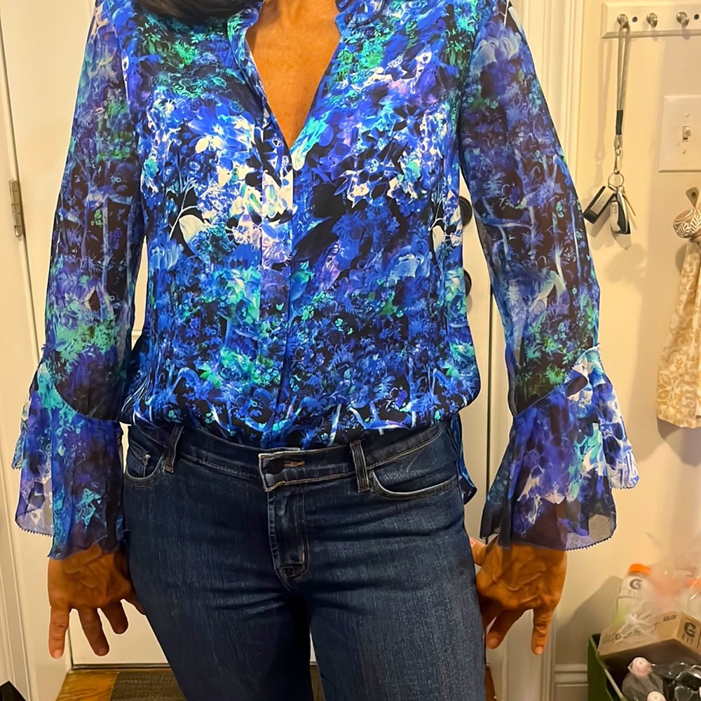 Elie Tahari blouse with slight bell cuff.Size extra small but runs large.